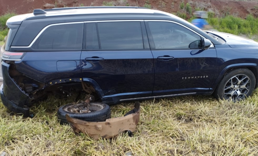 Motorista foge após colisão entre carro e Jeep na SC-163