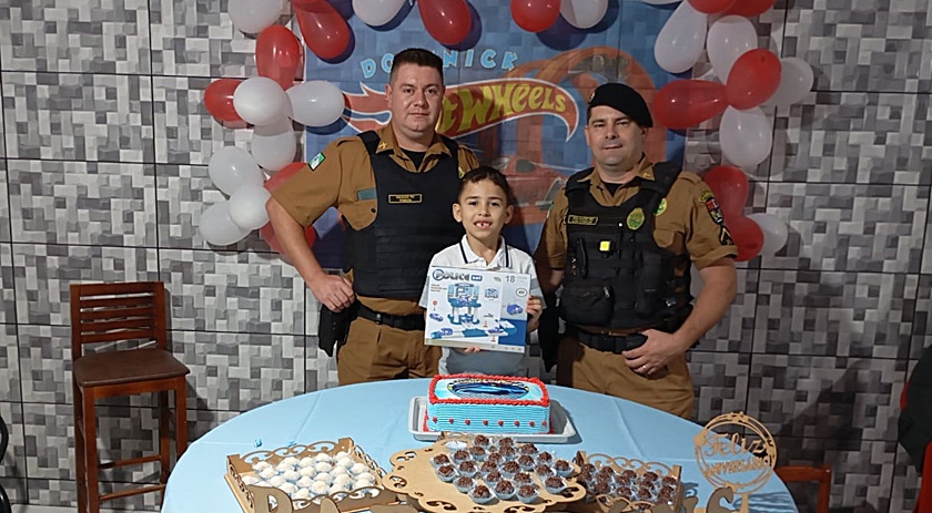 Fã da PM, menino de 7 anos recebe visita de policiais em festa de aniversário; assista
