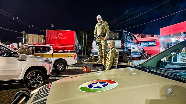PMs são atacados a pedradas após perseguição em marcha ré em São Miguel do Oeste