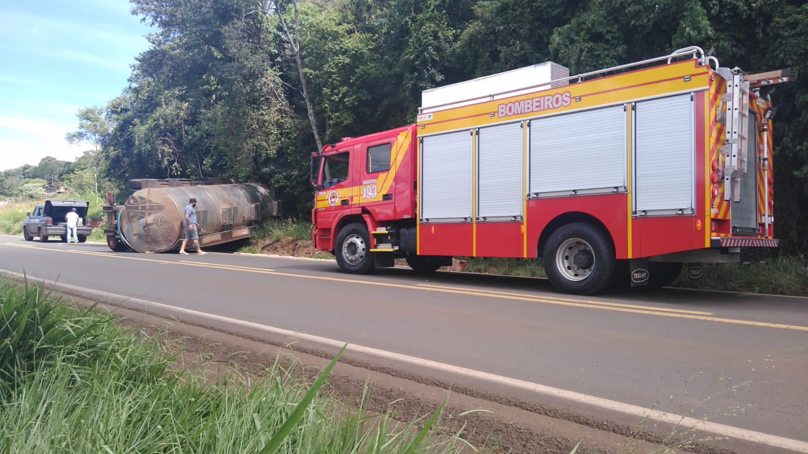 Caminhão capota na BR-163