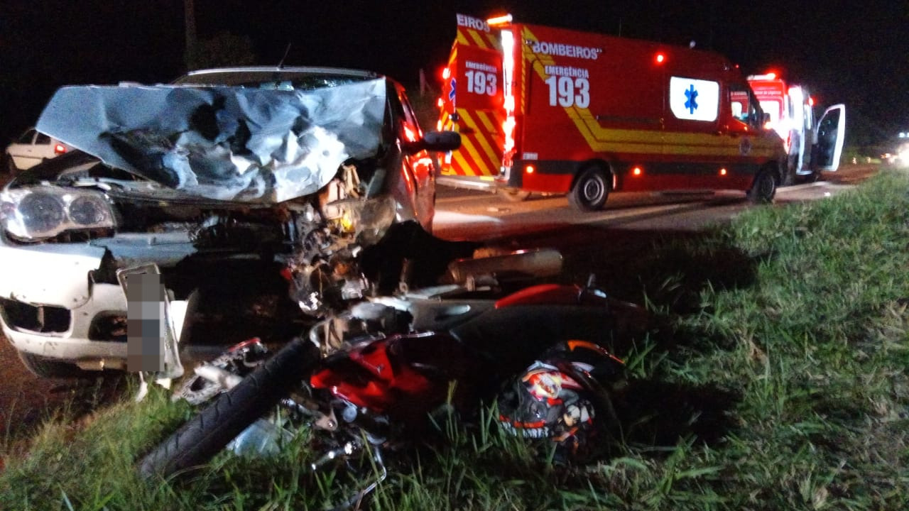 Acidente entre carro e moto deixa duas pessoas feridas