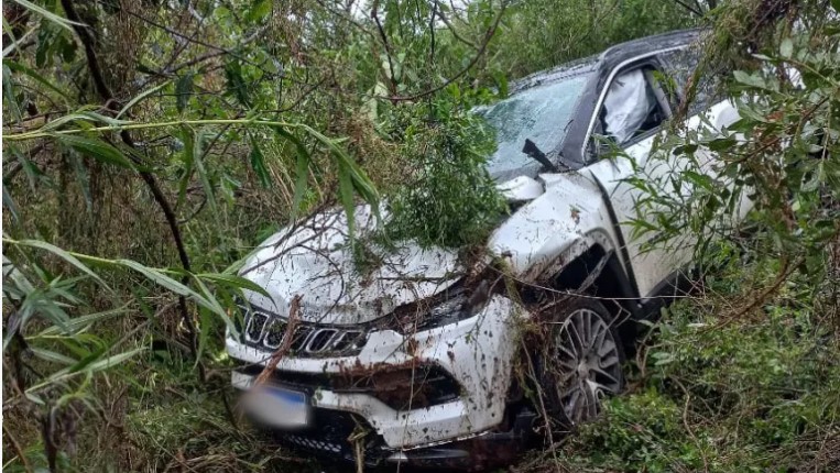 Três pessoas ficam feridas após carro sair da pista na PR-280