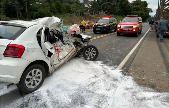 Motorista fica presa nas ferragens em batida entre carro e caminhão na BR-470