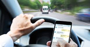 Estudo revela que usar celular ao volante pode ser tão arriscado quanto dirigir alcoolizado