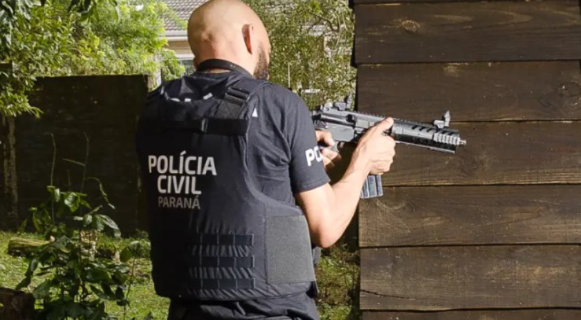 Homem é preso após agredir filho de 17 anos por ser homossexual