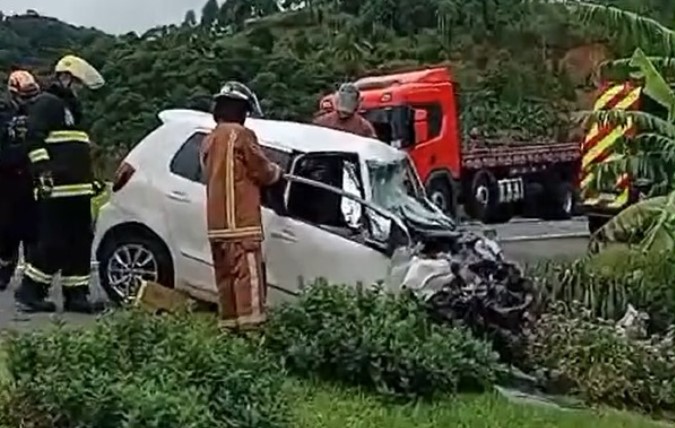 Acidente entre carro e carreta deixa vítima fatal na BR-470