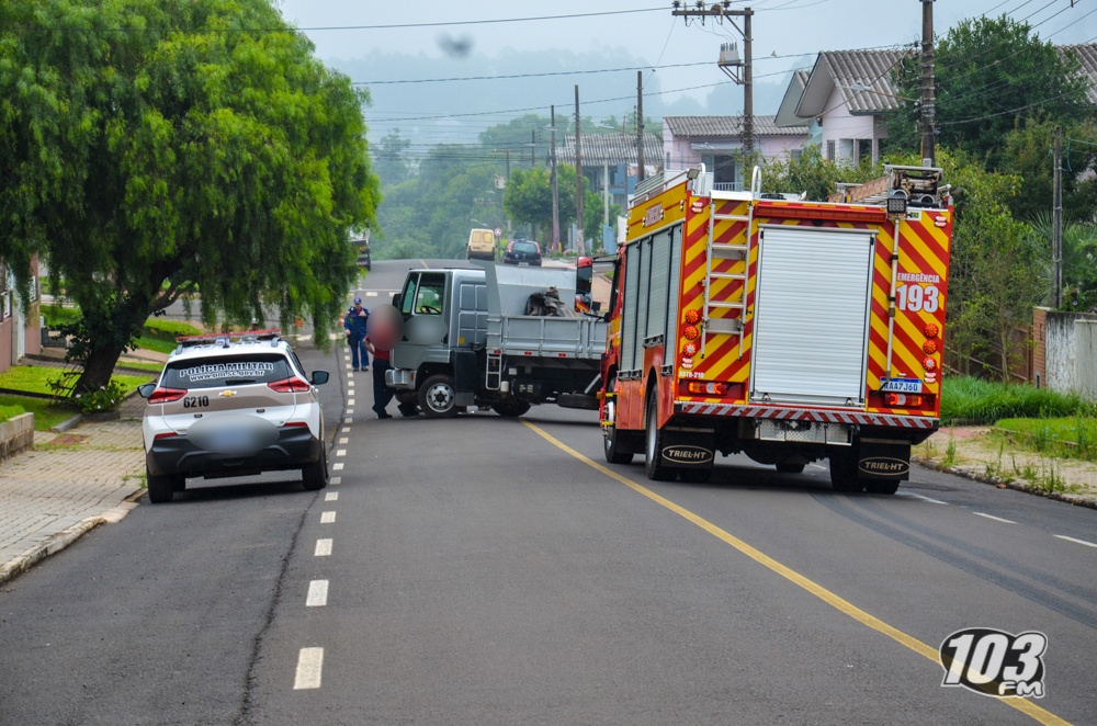 Motociclista fica ferido ao colidir em caminhão