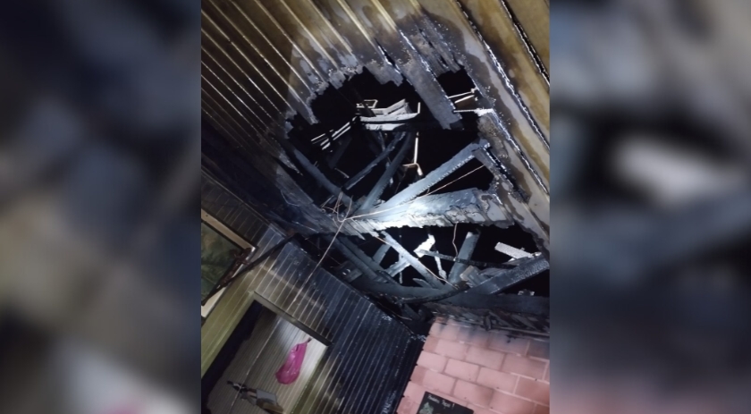 Casa fica parcialmente destruída pelo fogo em Maravilha