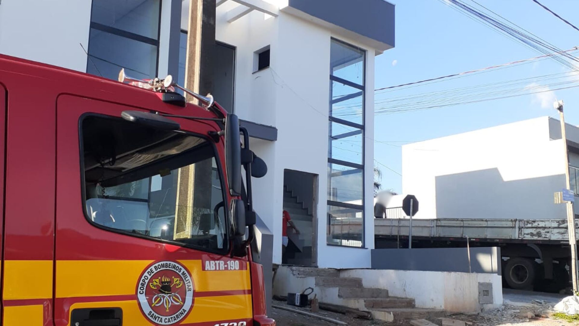 Homem sofre choque elétrico grave ao pintar telhado e é resgatado em operação conjunta de bombeiros e SAMU