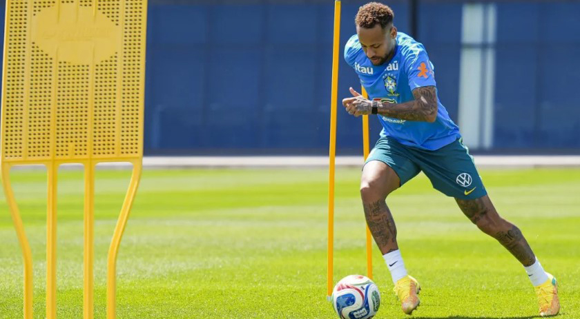 Neymar volta a treinar com a Seleção, mas deve iniciar no banco contra a Escócia