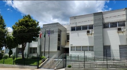 Homem é condenado por esfaquear ex-mulher e filho dela com deficiência visual no Meio-Oeste