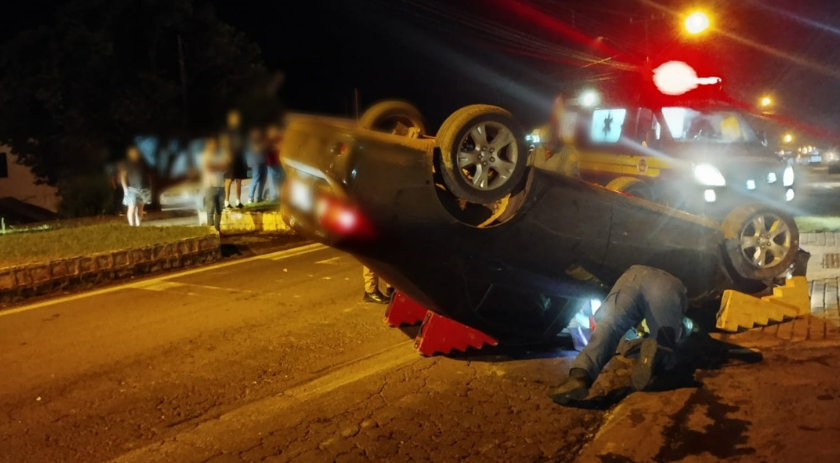 Capotamento é registrado na AV. Arnaldo Busatto