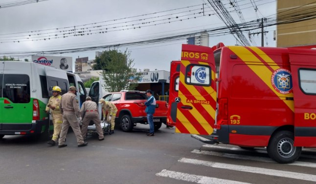 Três pessoas ficam feridas em colisão envolvendo ambulância e camionete