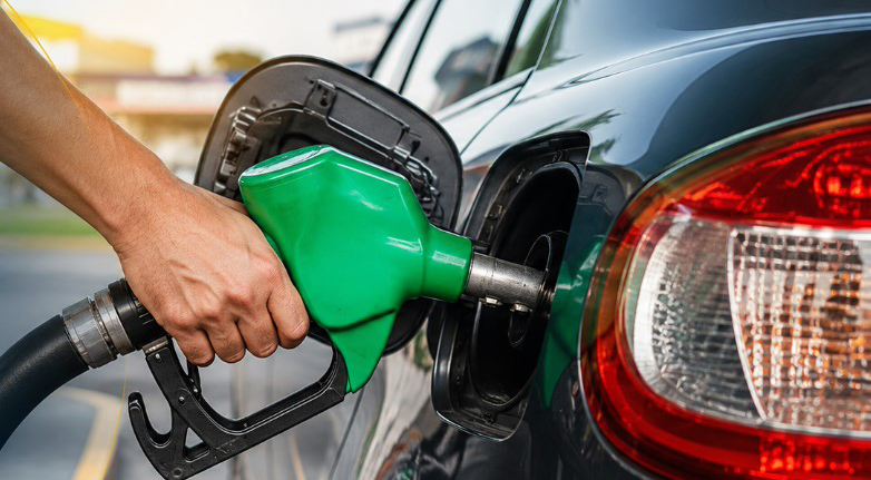 Gasolina pode ficar mais barata: governo avalia aumentar mistura de etanol para 32%