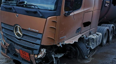 Colisão lateral entre caminhões-tanque mobiliza Bombeiros na BR-282
