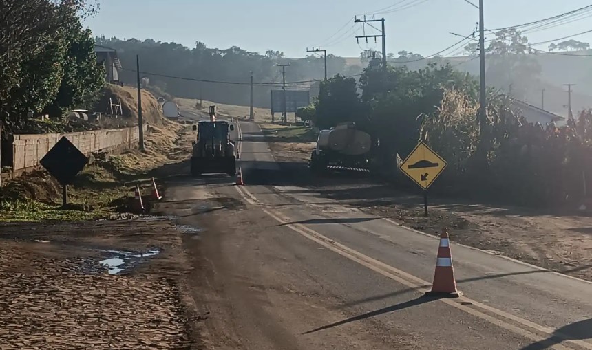 Obras de recuperação seguem na PR-690 entre Pinhal de São Bento e Ampére