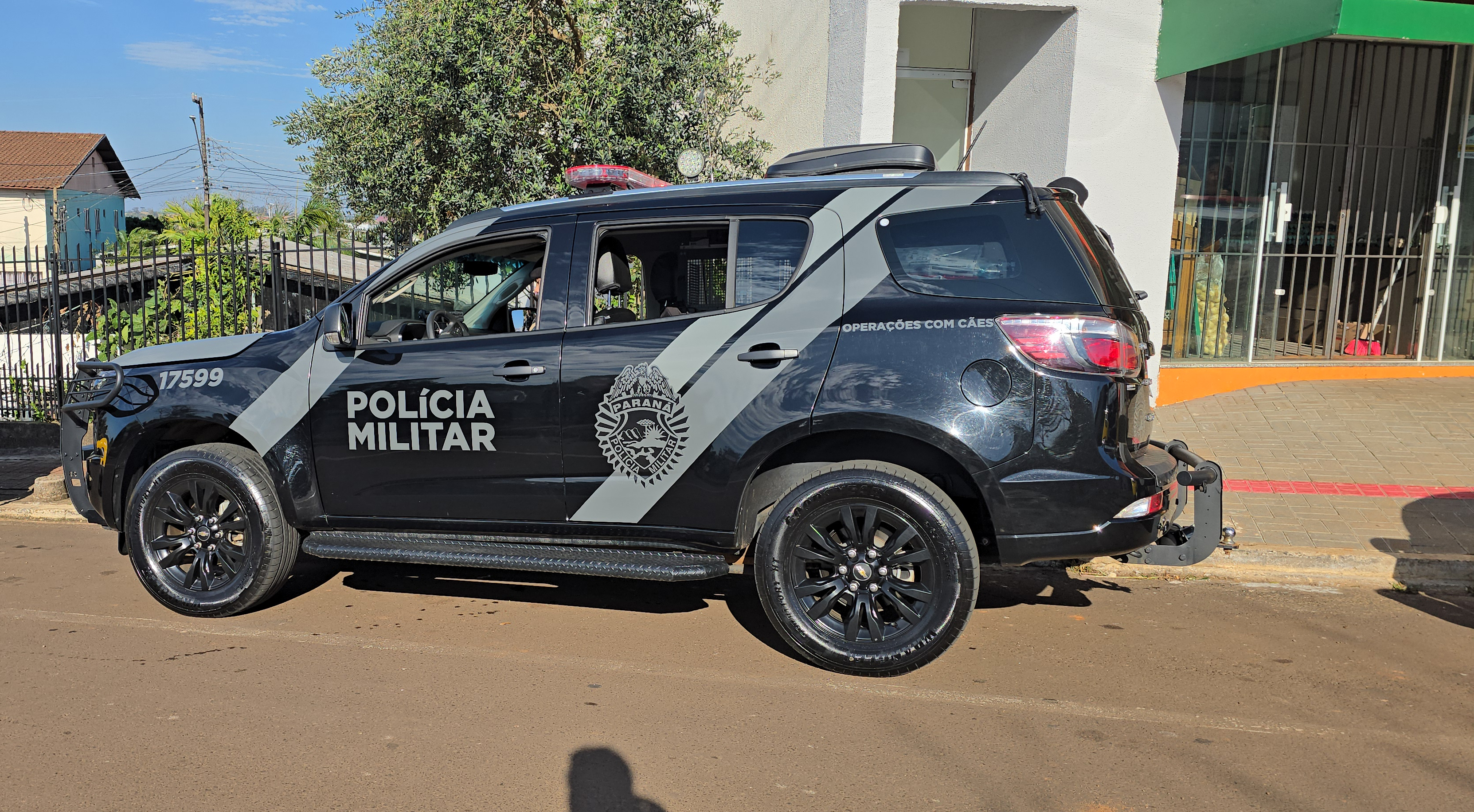 Terceiro poste é derrubado por contrabandistas durante fuga de carreta
