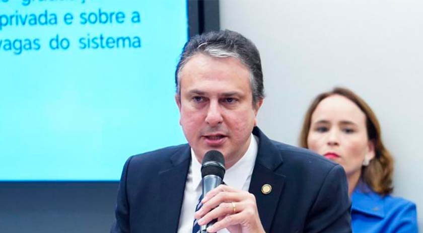 Ministro da Educação vê Enem com 'preocupação' e defende suspensão do novo ensino médio