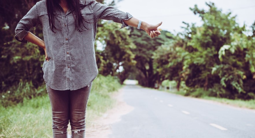 Menina caminha 7 km descalça e denuncia maus-tratos da mãe que acaba detida