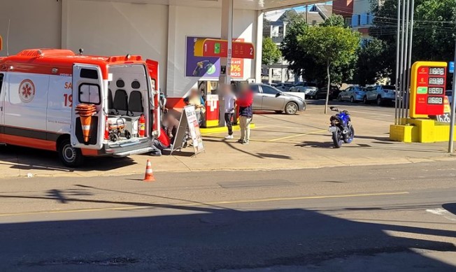 Colisão entre motocicleta e carro deixa homem ferido