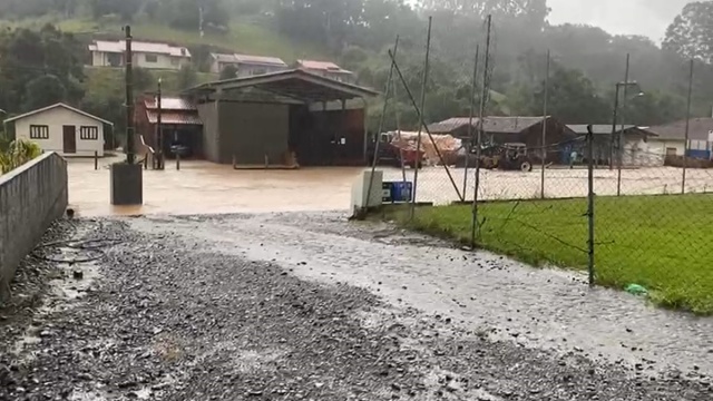 Chuvas causam estragos em 30 municípios e SC segue em alerta para temporais