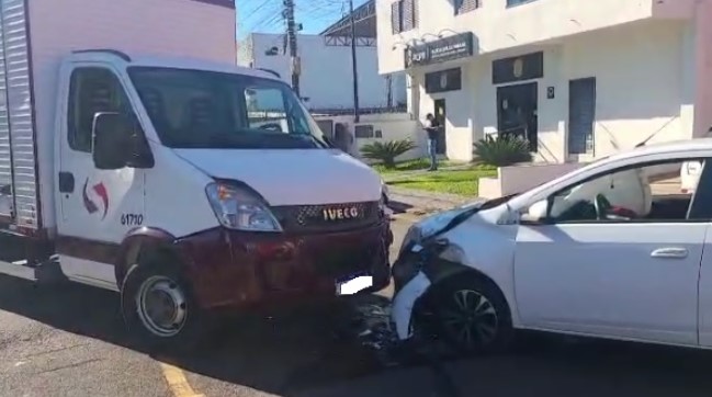 Condutor de automóvel sofre ferimentos em colisão com caminhão