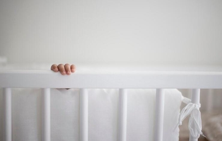 MP abre investigação após bebê de 5 meses cair de trocador em creche e fraturar o crânio