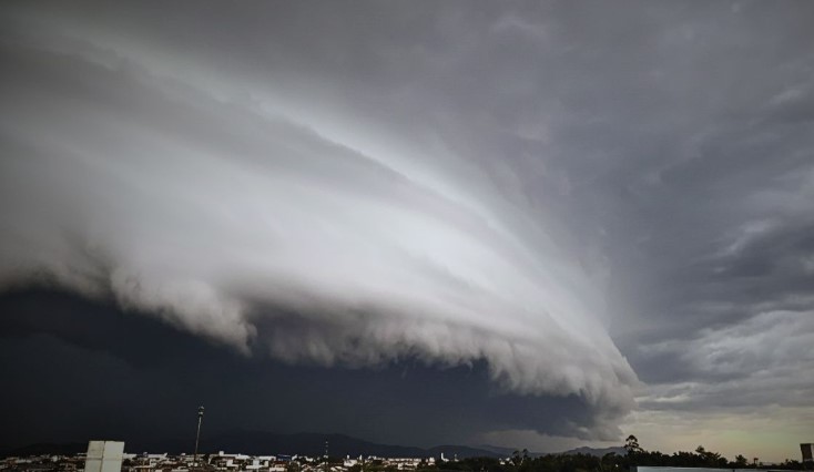 Ciclone e frente fria trazem ‘chuvarada’ e provocam queda nas temperaturas no fim de semana