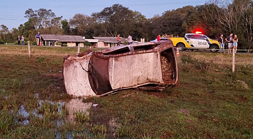 Homem é ejetado de veículo após capotamento e morre ao bater a cabeça em uma pedra