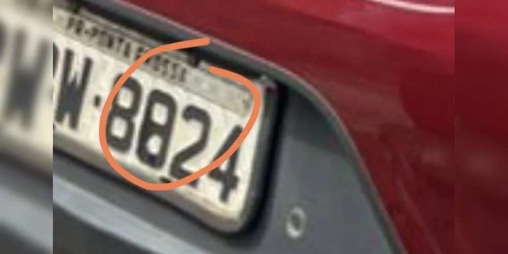 Homem adultera placa de carro com fita isolante