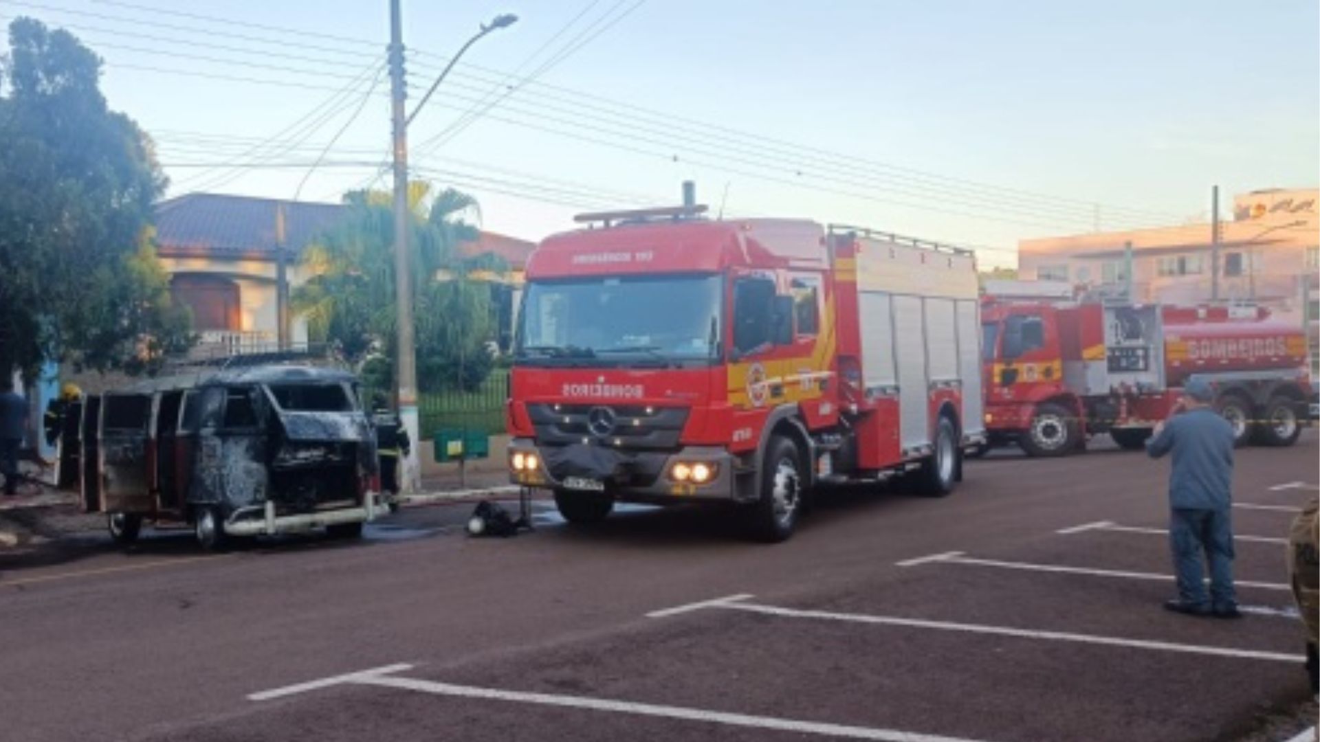 Kombi pega fogo e mobiliza equipes do Corpo de Bombeiros