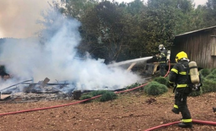 Incêndio destrói galpão de madeira no interior