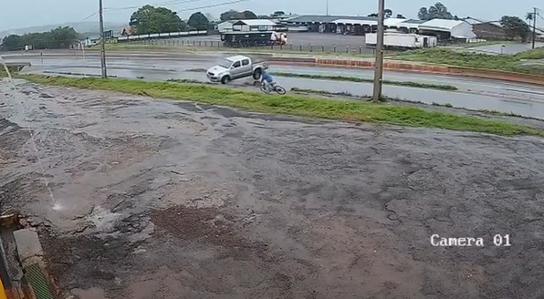 Caminhonete capota várias vezes após aquaplanagem e por pouco não atinge ciclista na BR-163