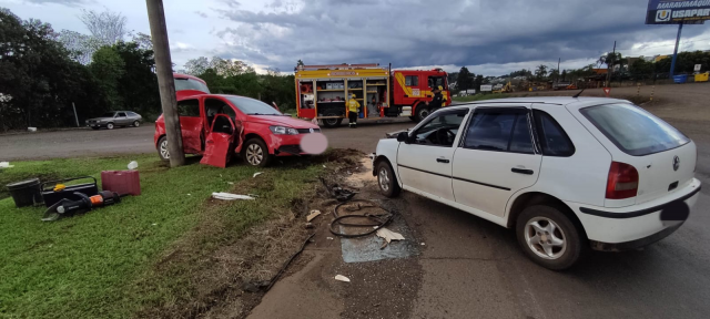Duas mulheres são encaminhadas ao hospital após colisão entre dois veículos de passeio