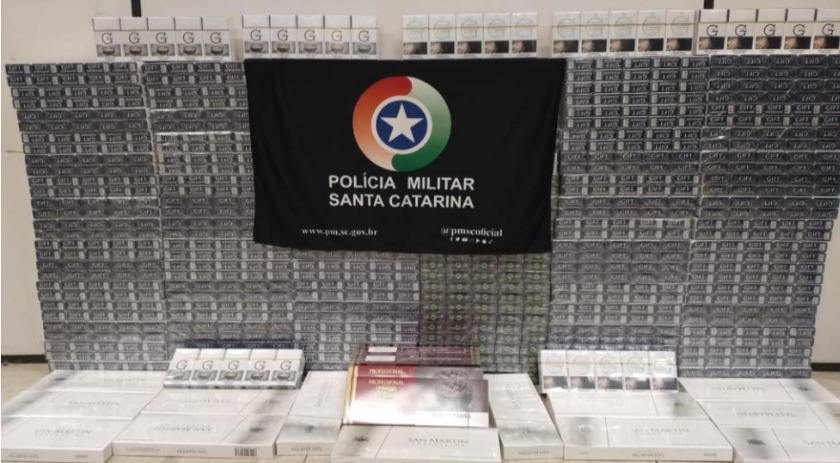 Polícia Militar encontra 1140 maços de cigarros contrabandeados durante abordagem a ônibus de linha