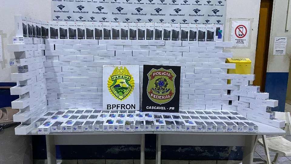Carro carregado com 300 celulares é apreendido após perseguição