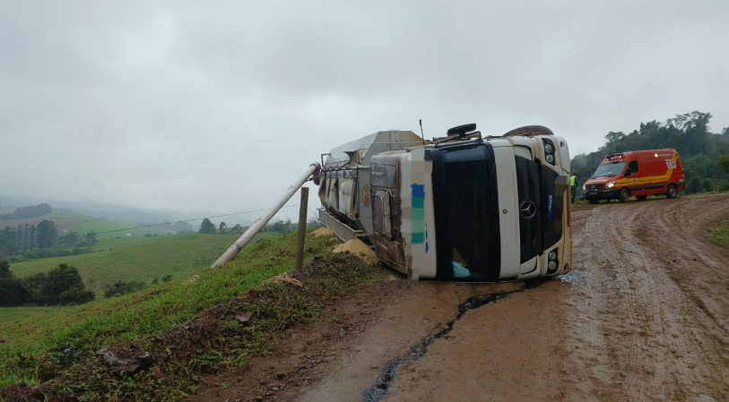 Caminhão capota no interior de Itapiranga e motorista sofre ferimentos leves