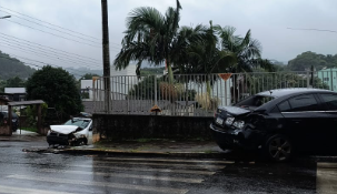 Carros colidem e um deles atinge caminhão estacionado