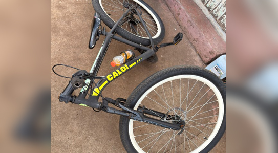 Menina fica ferida após atropelamento envolvendo bicicleta e carro no Centro