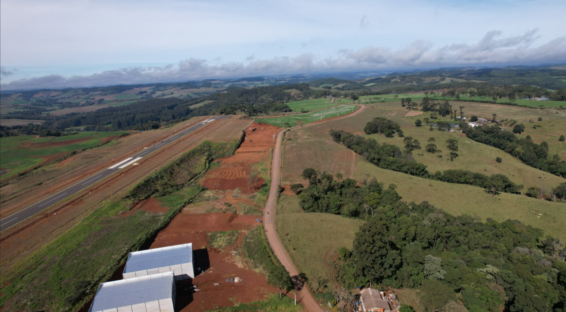 Parceria entre Prefeitura e Governo do Estado garante 7 quilômetros de asfalto entre o Bairro Aeroporto e a Linha Campinho