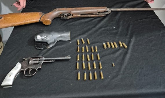 Homem é preso por posse de arma de fogo e munições após ameaça a companheira