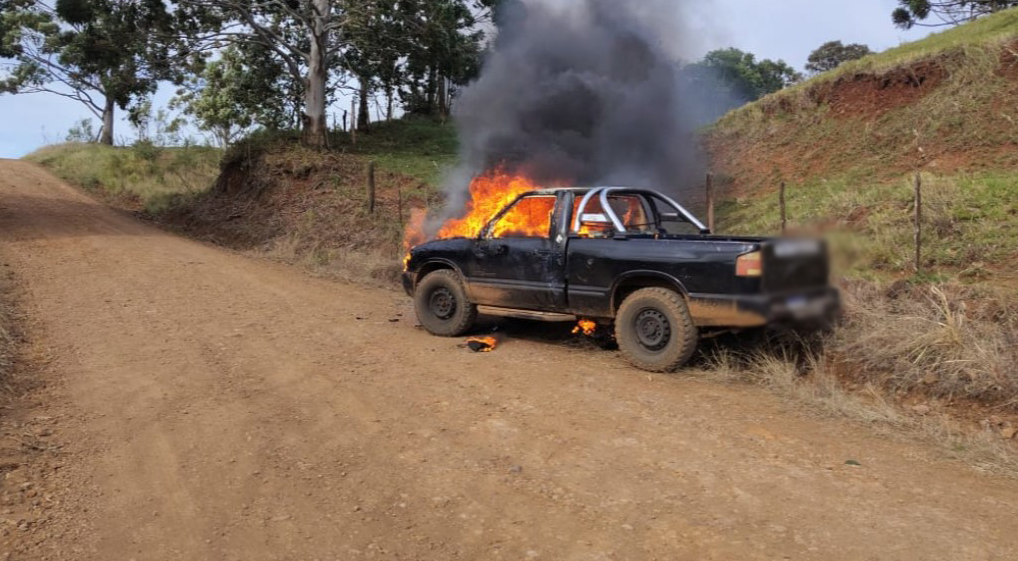 Caminhonete é destruída por incêndio na Linha Alto Alegre