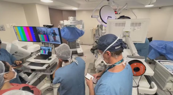 Médico brasileiro na China opera paciente em Porto Alegre com robô