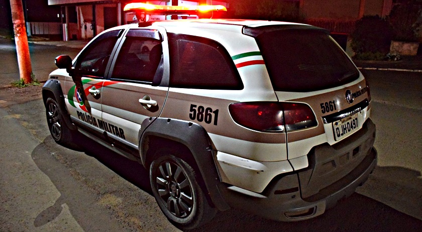 Homem é preso por direção perigosa e tenta agredir os policiais
