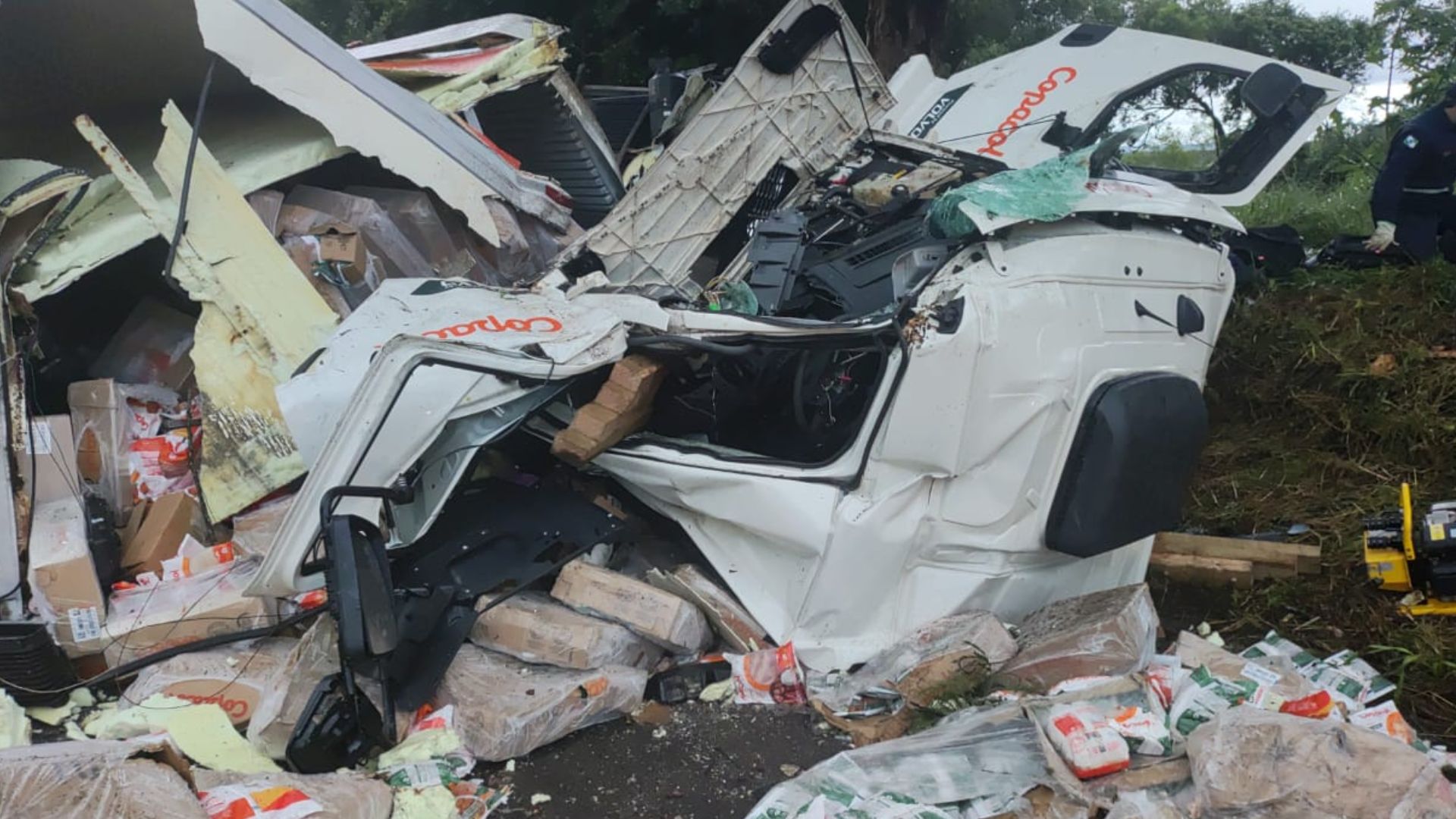 Motorista fica preso às ferragens após bater contra árvore na BR 277