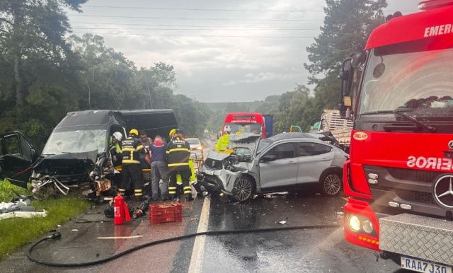 Acidente trágico com cinco veículos mata uma pessoa e deixa feridos em SC