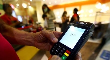 Juros do cartão de crédito recuam em janeiro e atingem menor nível desde dezembro de 2022