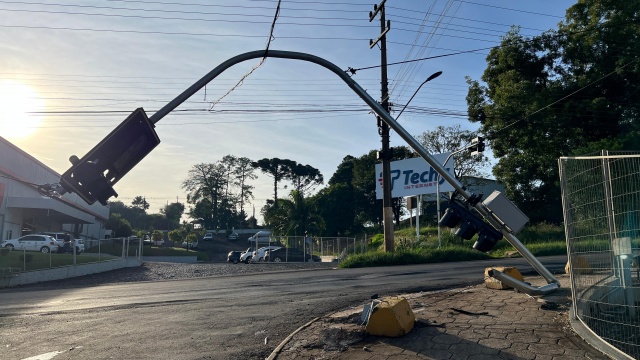 Caminhão derruba semáforo e motorista foge