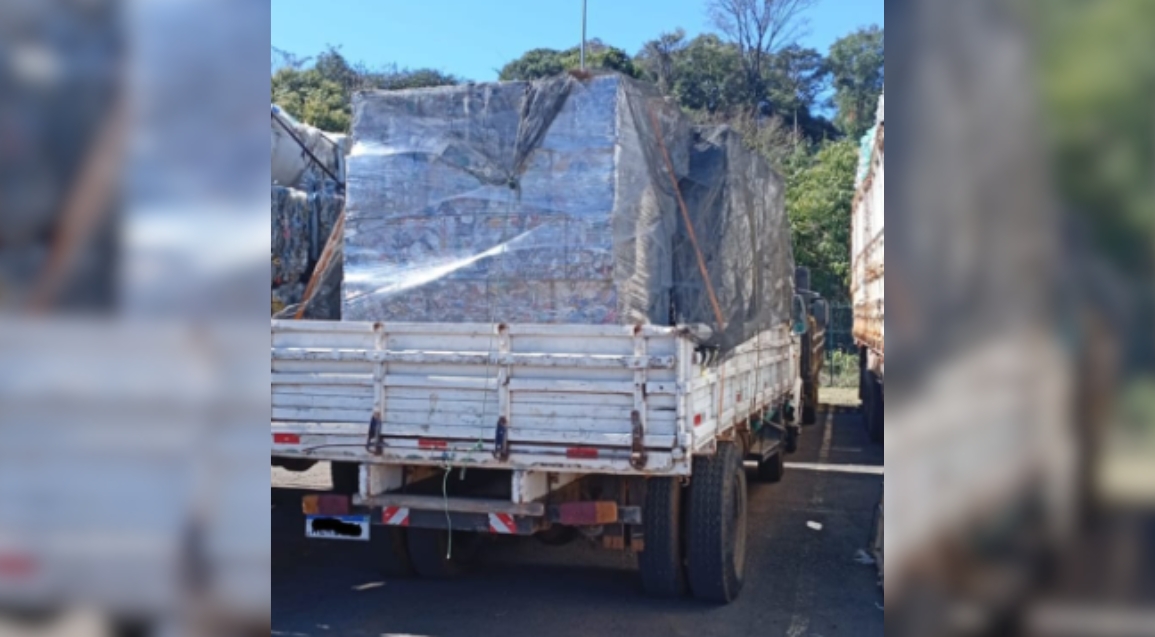 Caminhão com 6,5 toneladas de material reciclável é apreendido
