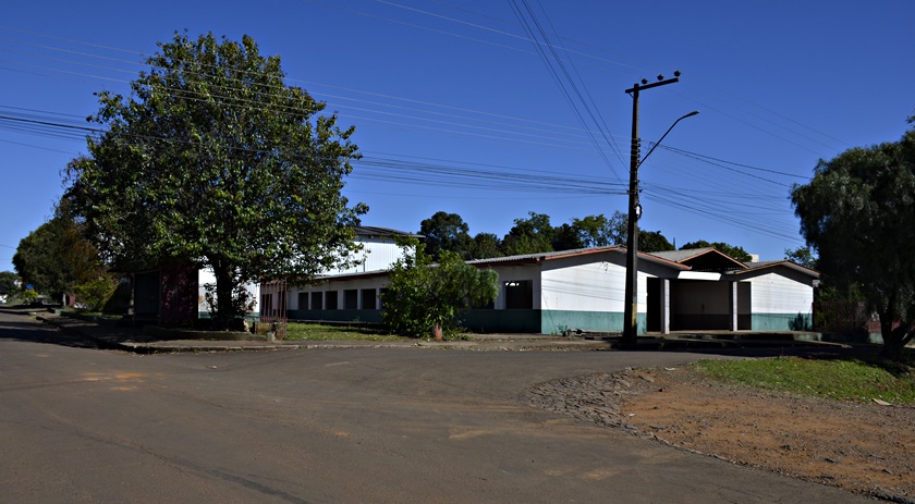 Ladrões tentam furtar telhado do prédio da antiga Escola Irineu Bornhausen